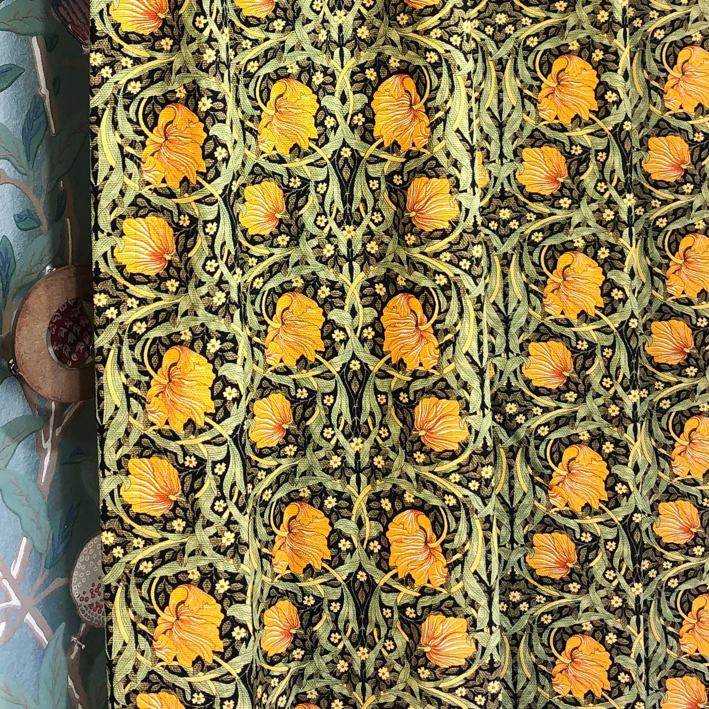 カーテン モリス柄 横幅180cm 1.5倍ヒダ 2つ山ヒダ ピンパネルブラック 花柄 コットン 既成 腰窓 フック付き