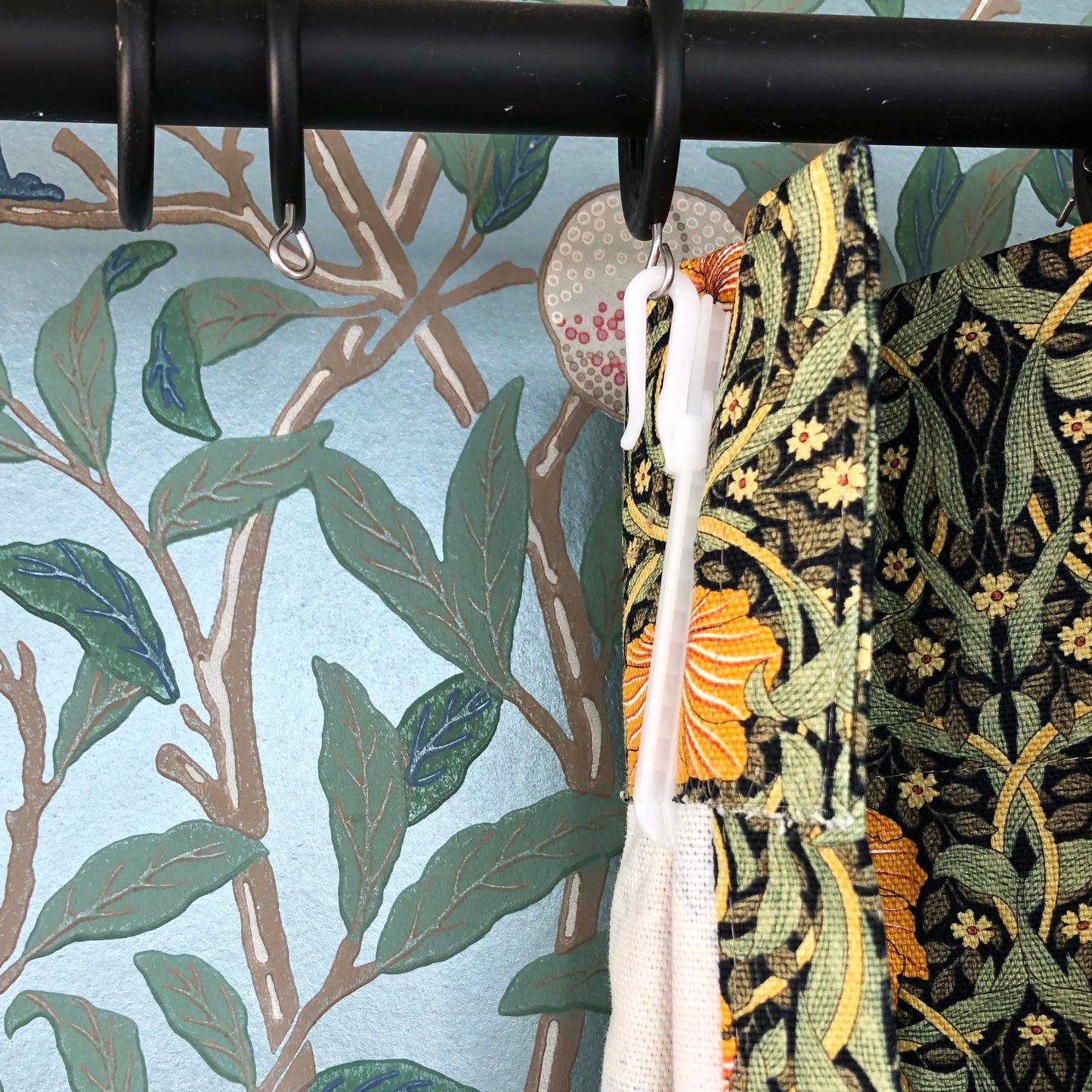 カーテン モリス柄 横幅180cm 1.5倍ヒダ 2つ山ヒダ ピンパネルブラック 花柄 コットン 既成 腰窓 フック付き