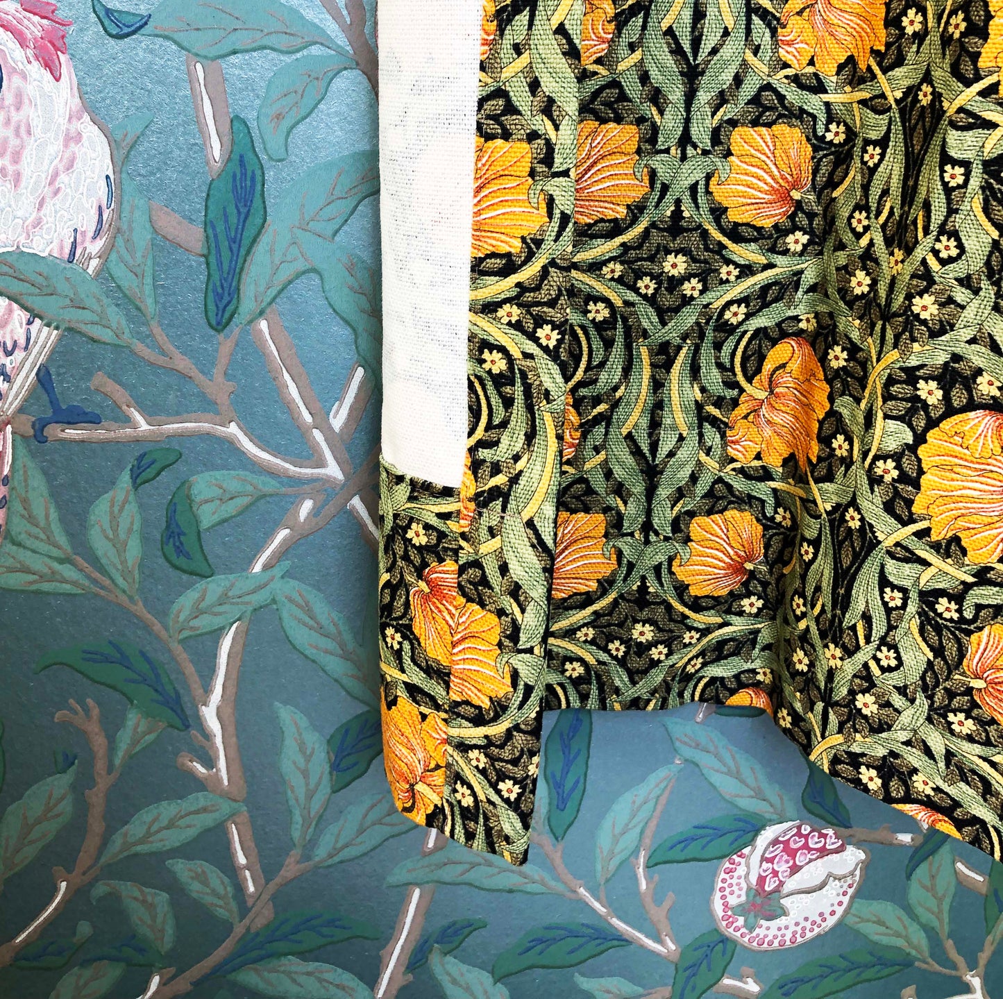 カーテン モリス柄 横幅180cm 1.5倍ヒダ 2つ山ヒダ ピンパネルブラック 花柄 コットン 既成 腰窓 フック付き