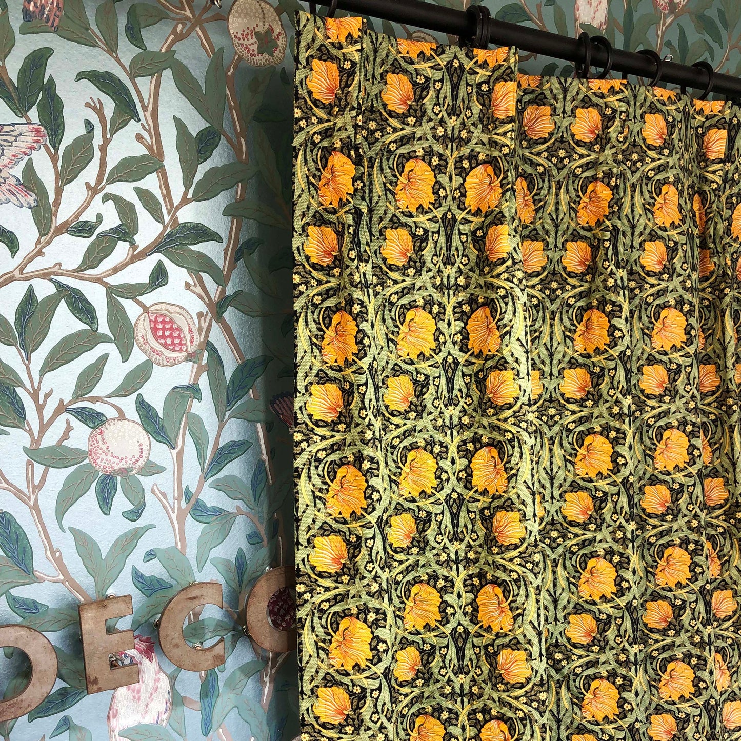 カーテン モリス柄 横幅180cm 1.5倍ヒダ 2つ山ヒダ ピンパネルブラック 花柄 コットン 既成 腰窓 フック付き