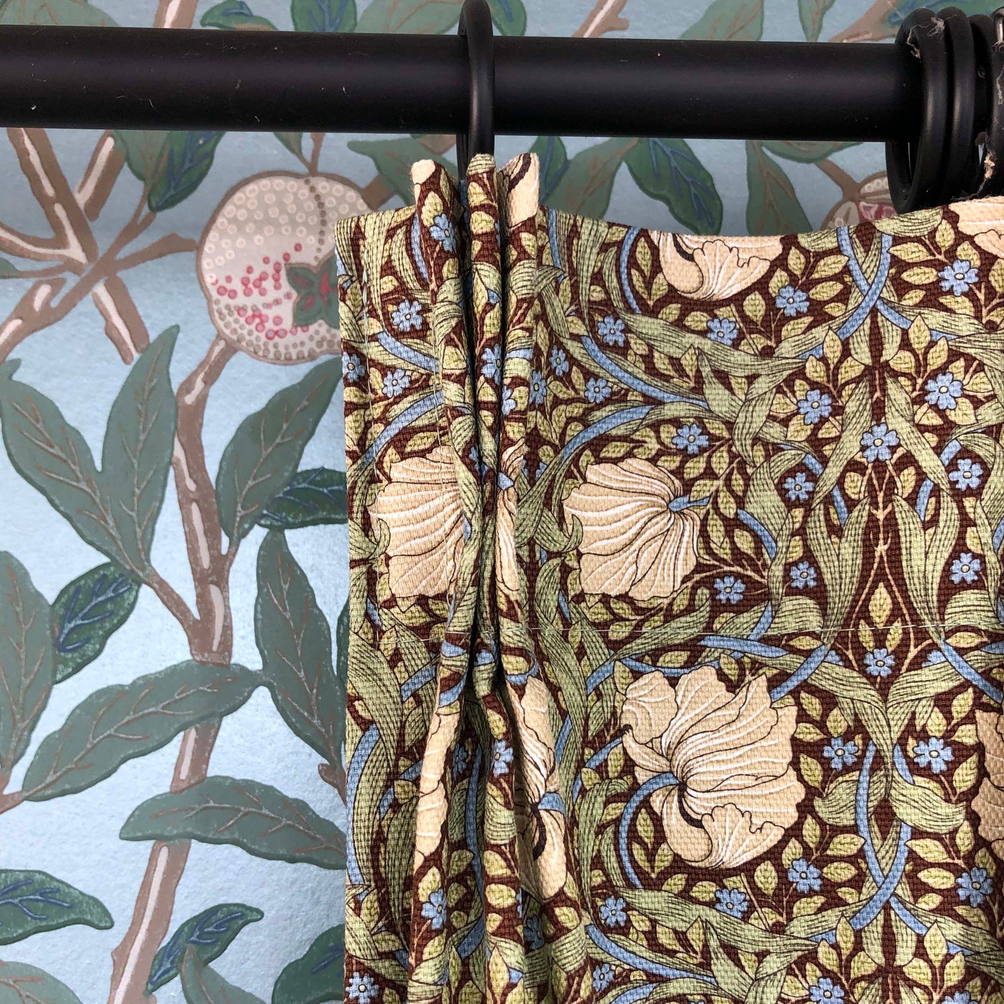 カーテン モリス柄 巾180cm 1.5倍ヒダ 2つ山ヒダ ピンパネルブラウン 花柄 コットン 既成 腰窓 フック付き
