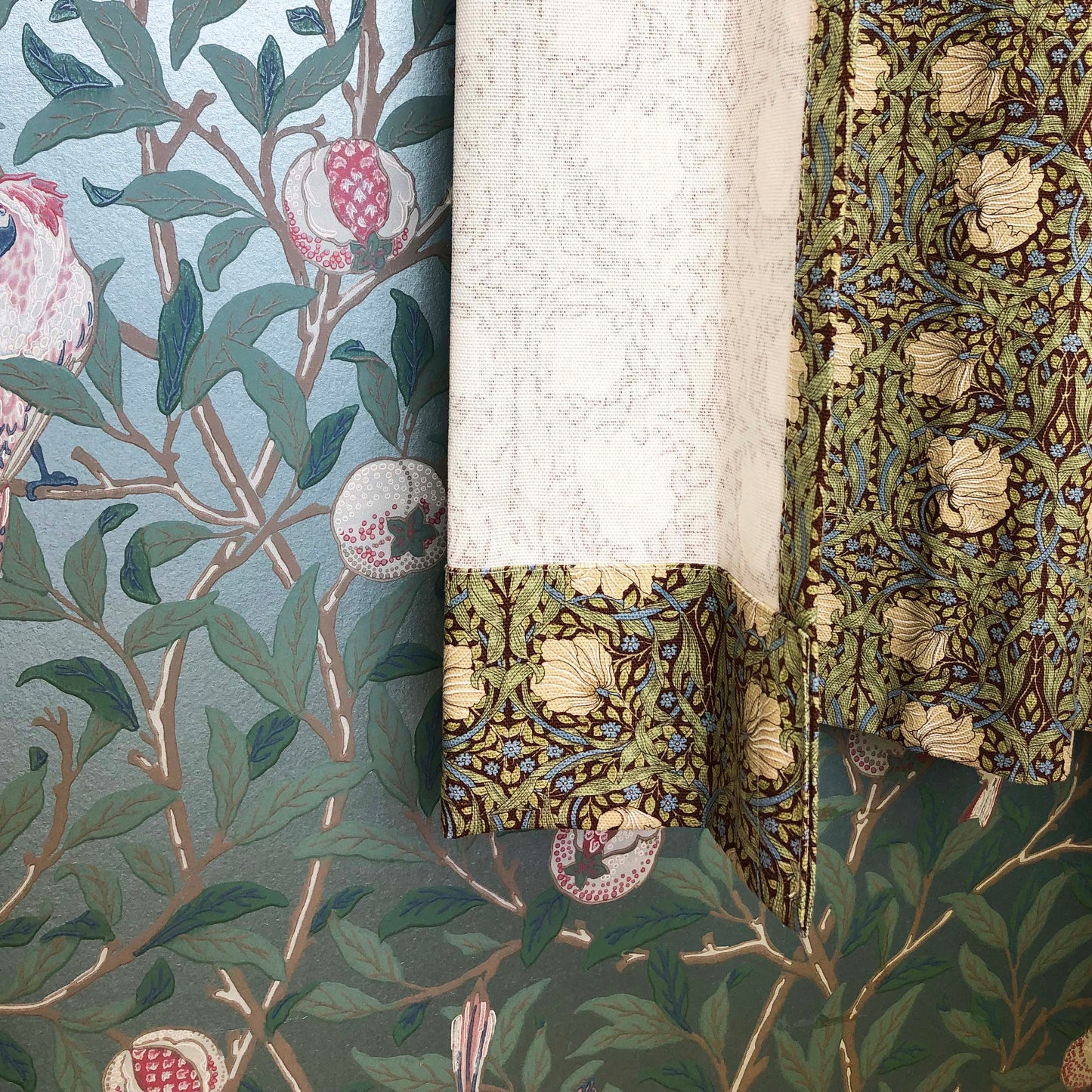 カーテン モリス柄 巾180cm 1.5倍ヒダ 2つ山ヒダ ピンパネルブラウン 花柄 コットン 既成 腰窓 フック付き