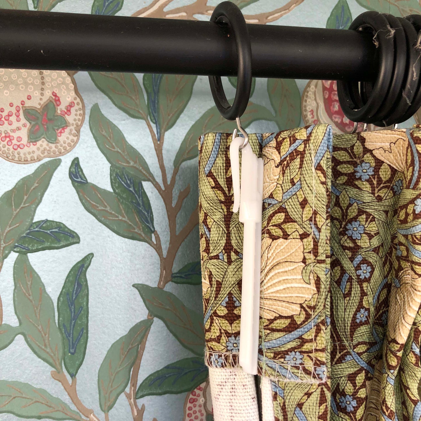 カーテン モリス柄 巾180cm 1.5倍ヒダ 2つ山ヒダ ピンパネルブラウン 花柄 コットン 既成 腰窓 フック付き