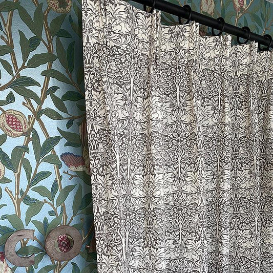 カーテン モリス柄 ブレアラビット 兄弟うさぎ 横幅200cm 2倍ヒダ 3つ山ヒダ 花柄 コットン 既成 窓 フック付き